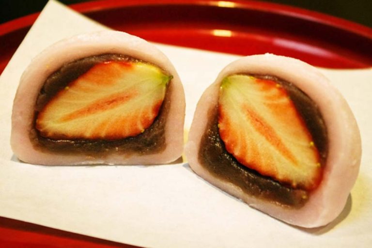 Yamadaya Kashiten "Strawberry Daifuku"