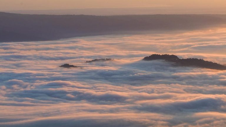 Sea of clouds over Lake Kussharo (Tsubetsu Pass, Bihoro Pass)
A caldera sea of clouds that covers Lake Kussharo forms from June to October.